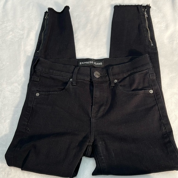 Express Denim - Express Black Denim Cropped Legging Mid Rise Skinny Jean. Raw Edge Hem w/zippers
